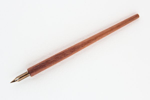 Straight pen holder made of Curupay wood