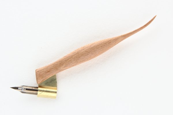 Oblique pen holder with ergonomic shape, made of Beech wood.