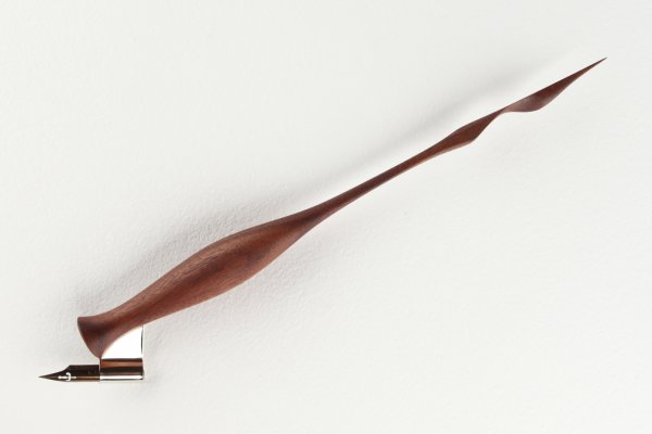 Oblique pen holder with hand carved tail made of Pau Ferro wood.