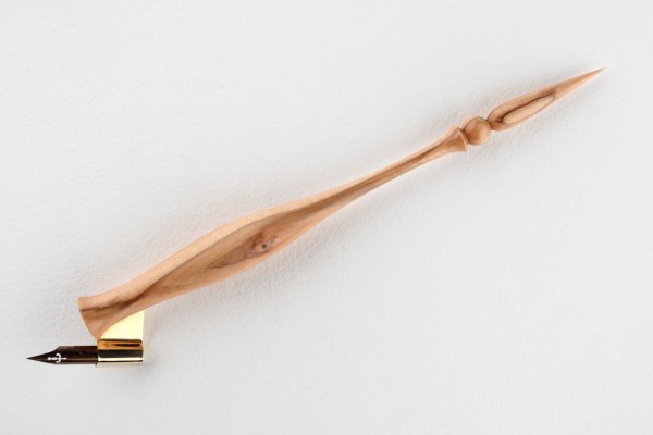 Oblique pen holder made of Olive wood.