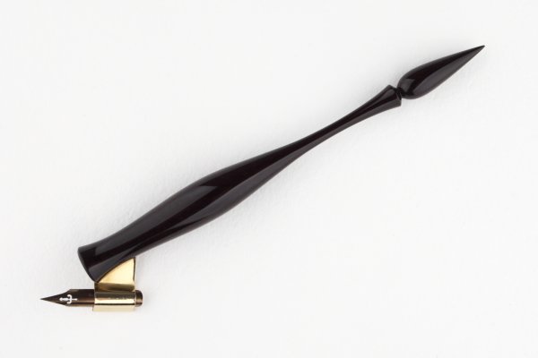 Oblique pen holder made of African Ebony, finished with a clear coat.