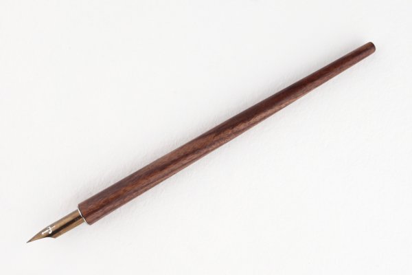 Straight pen holder made of Pau Ferro wood.